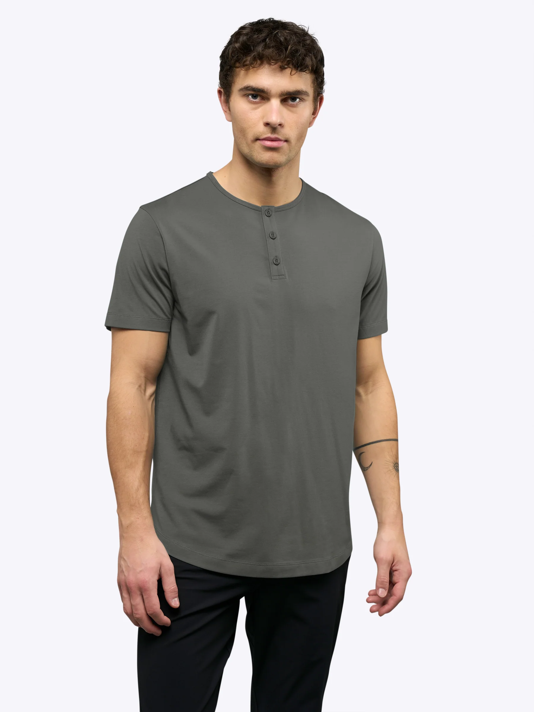 AO Henley Curve-Hem | Castor Grey Signature-Fit PYCA Pro® - Image 2